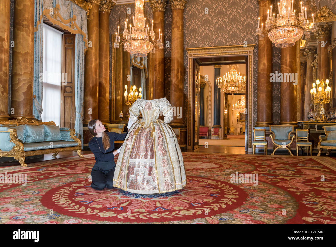 London Grossbritannien 2 April 2019 Ein Kurator Wirft Mit