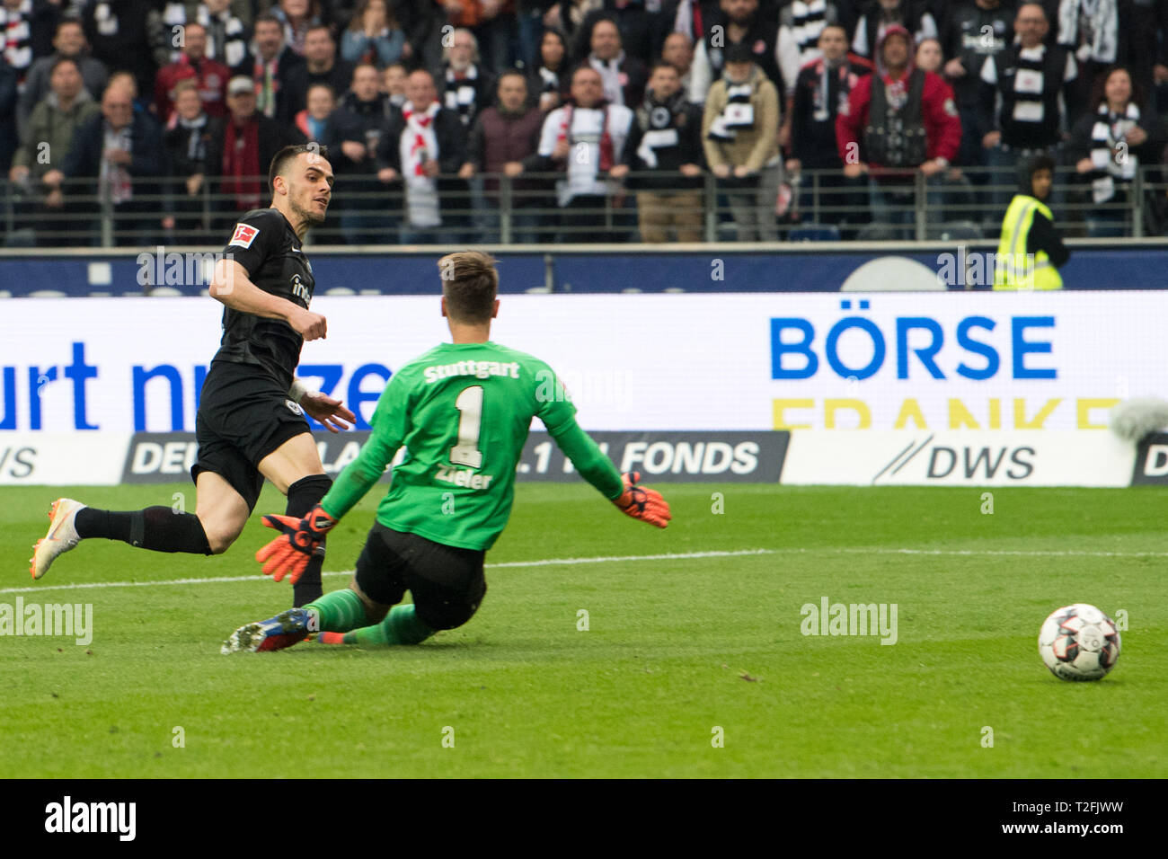 Filip KOSTIC (links, F) schießt gegen goalie Ron-Robert ZIELER (S) das Ziel auf 2:0 für Eintracht Frankfurt, Aktion, Fußball 1. Fussballbundesliga, 27. Spieltag, Eintracht Frankfurt (F) - VfB Stuttgart (S) 3:0 am 31.03.2019 in Frankfurt/Deutschland. € | Nutzung weltweit Stockfoto