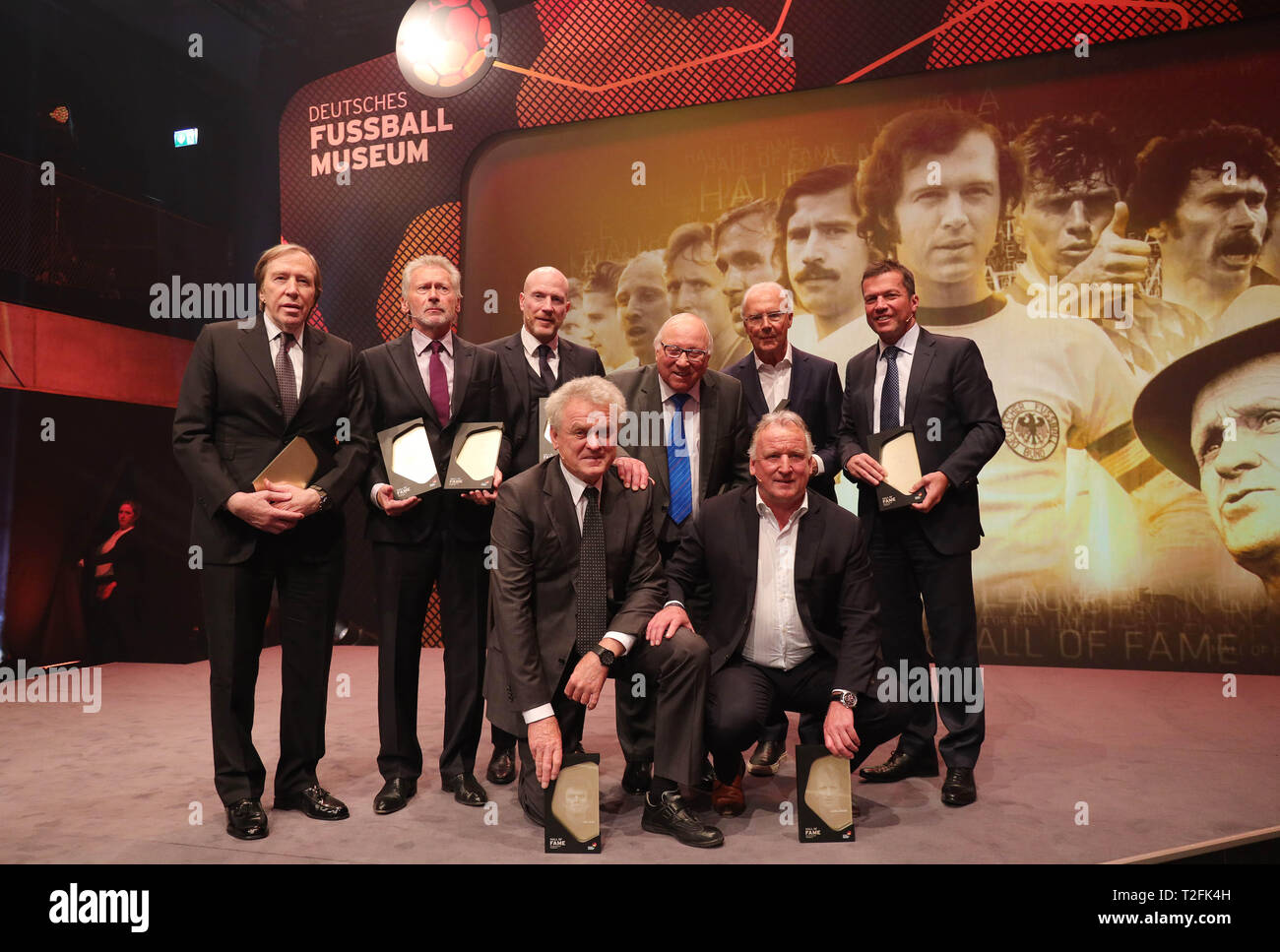 #### Team Pool Foto Foto mit den Preisträgern, von Links nach Rechts: Giovanni Netzer, Paul Breitner, Matthias Sammer, Uwe Seeler, Franz Beckenbauer, Lothar MATTHvÑUS, unten links Sepp Maier und Andreas Brehme, vollständige Abbildung, Querformat, Preisverleihung für die Eröffnung der Hall of Fame des deutschen Fuvuball am 01.04.2019 in Dortmund/Deutschland. #### Eur Pool Foto | Verwendung weltweit Stockfoto