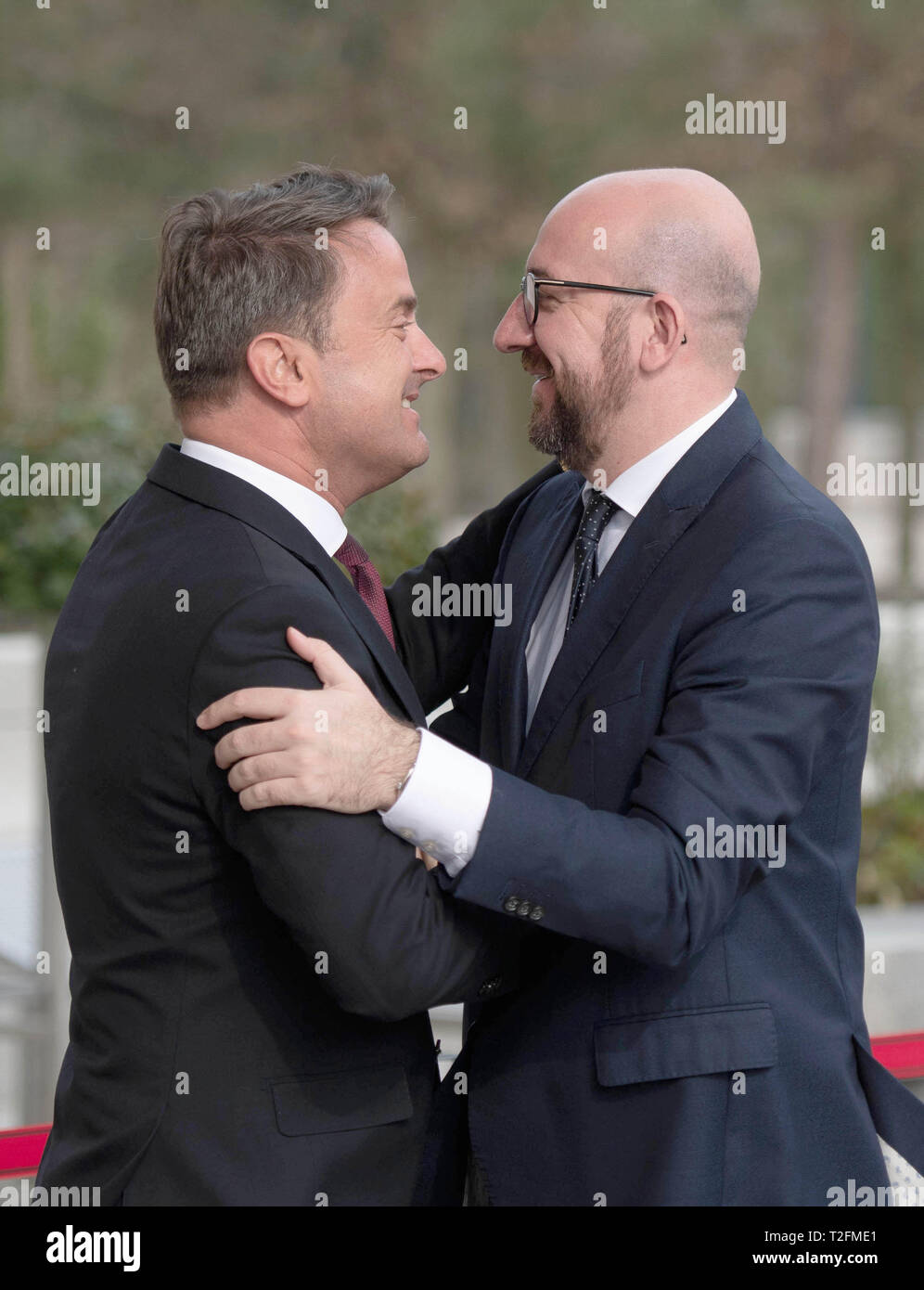 02 April 2019 Luxemburg Xavier Bettel L Premierminister Von Luxemburg Und Karl Michel Premierminister Von Belgien Begrussen Sich Bei Der Ankunft Die Beneluxlander Und Nordrhein Westfalen Wollen Ihre Zusammenarbeit Zu Intensivieren Foto Bernd