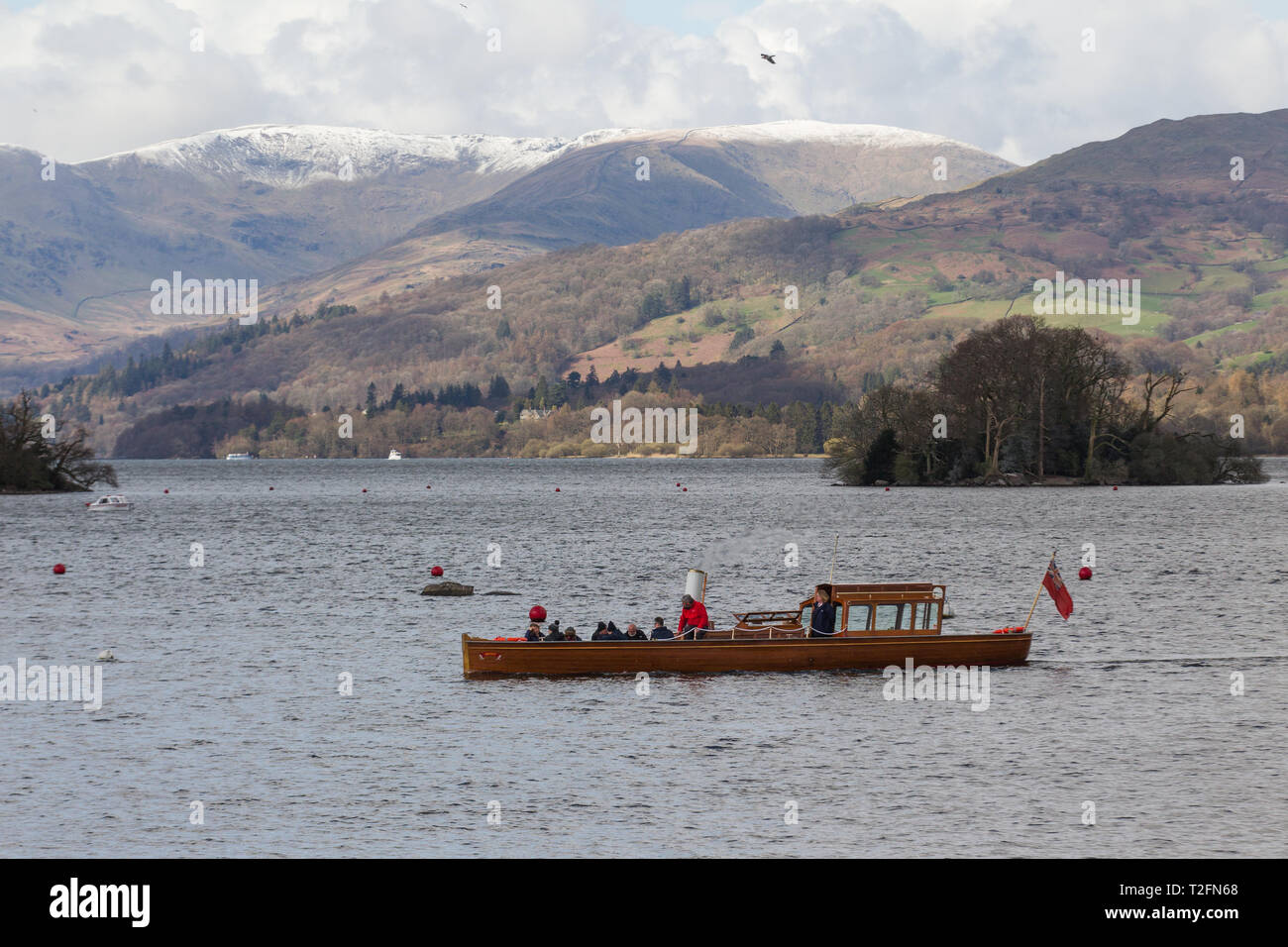 Cumbria, Wales. 2. Apr 2019. UK Wetter: Sonne und Schnee auf dem hohen Hügel über dem See Windermere nach Norden schauen, um den See mit der Fairfield Horseshoe fiel (2864 m.ü.M.) caped im Schnee: Mit dem Dampfschiff Osprey, aus dem neuen "Windermere Jetty' Museum, offizielle, von Prince Charles am Freitag, den 8. April eröffnet, im Vordergrund Gordon Shoosmith/Alamy Live News Credit: Gordon Shoosmith/Alamy leben Nachrichten Stockfoto