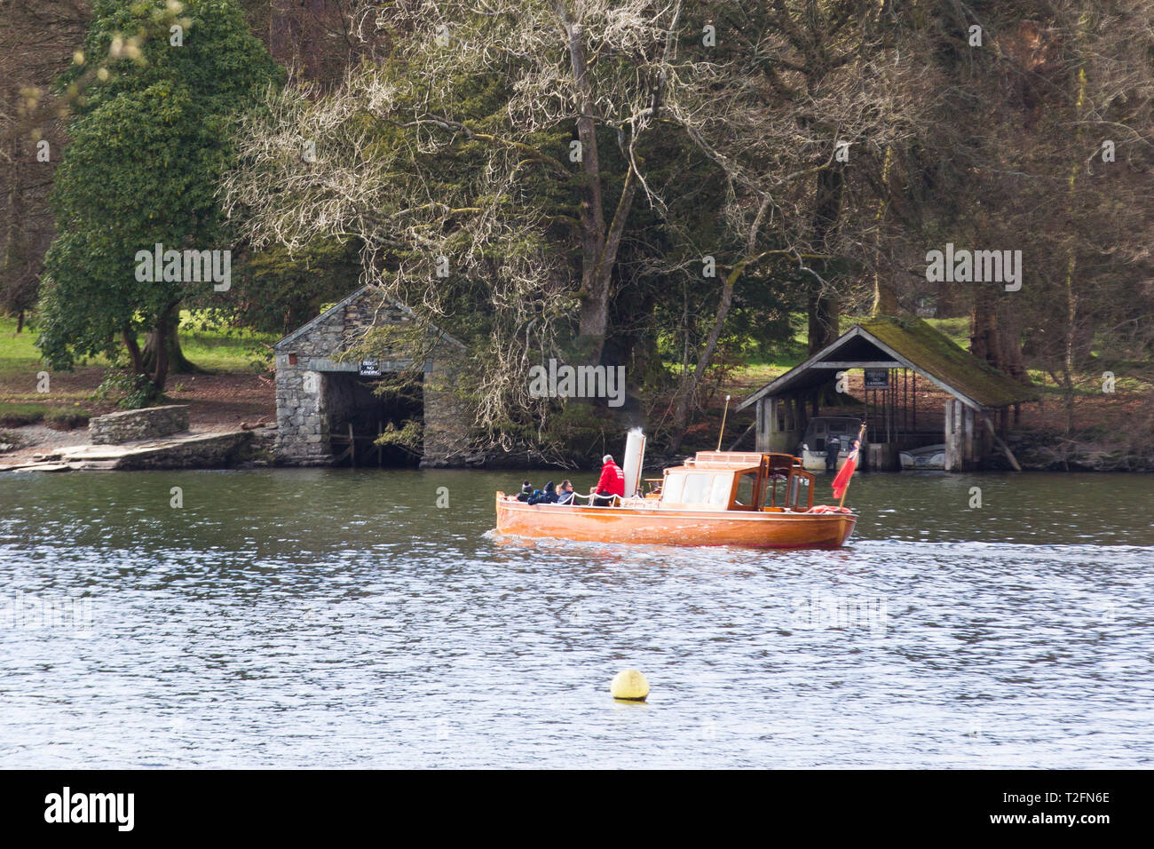 Cumbria, Wales. 2. Apr 2019. UK Wetter: Sonne und Schnee auf dem hohen Hügel über dem See Windermere: Mit dem Dampfschiff Osprey, aus dem neuen "Windermere Jetty' Museum, offizielle, von Prince Charles am Freitag, den 8. April eröffnet, im Vordergrund Gordon Shoosmith/Alamy Live News Credit: Gordon Shoosmith/Alamy leben Nachrichten Stockfoto