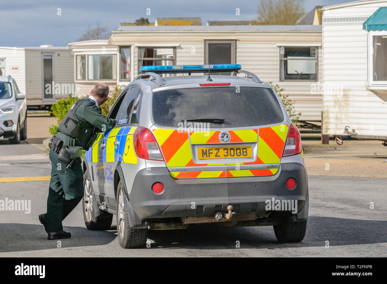 Ballyhalbert, County Down, Nordirland, Irland. 02 Apr, 2019. Detective Betriebsleiter Jason Murphy Appelle für Informationen über die Wherabouts von Lisa Dorrian, die verloren gingen im Jahr 2005 nach einer Partei in einem Caravan Park. Sie haben ein WW2 Flugplatz neben dem Park mit neuer Technologie, einschließlich Ground Penetrating Radar, sucht der unterirdischen Hohlräume zu leiten revisited, und wird auf den Caravan Park mit diesem zu suchen. Credit: Stephen Barnes/Alamy leben Nachrichten Stockfoto