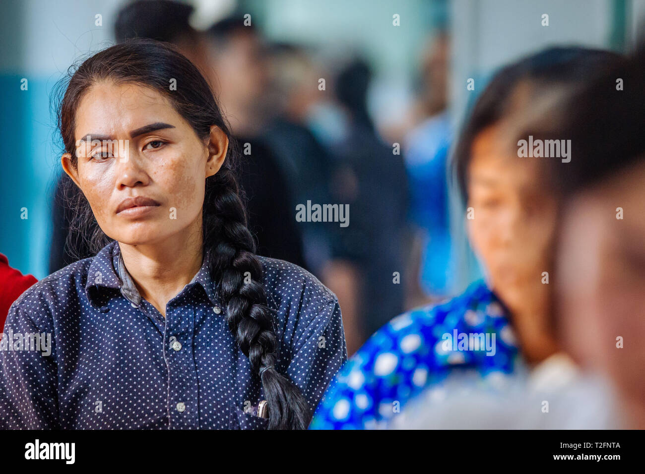 (190402) - PHNOM PENH, 2. April 2019 (Xinhua) - Summe Meyle wartet auf medizinischer Check vor einer Operation im Krankenhaus in der Provinz Kampong Cham Kampong Cham, Kambodscha, 15. März 2019. Summe Meyle, 36, ist alleinerziehende Mutter mit 5 Kindern. Um zu helfen, ihre finanziellen Bedingungen, zwei von meyle's Töchter jetzt Arbeiten in der Hauptstadt Phnom Penh, während zwei ihrer Söhne leben in einem Pflegeheim zu verbessern. Meyle lebt jetzt in einem gemieteten shanty Haus mit ihrer jüngsten Tochter. Meyle von Katarakt erlitten, nachdem ihr linkes Auge verletzt wurde. Vor sieben Monaten hatte sie ihre fast verloren Stockfoto
