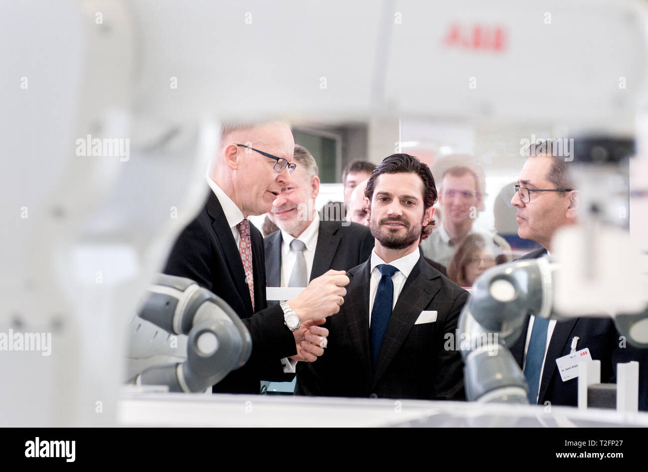 Hannover, Deutschland. 02 Apr, 2019. Sami Atiya (r), der ABB Robotik und Automation Direktor, Carl Philip, Prinz von Schweden, erläutert die Funktionen von Robotern an der ABB-Stand auf der Hannover Messe. Vom 1. bis 5. April, auf der Hannover Messe alles rund um die Vernetzung, Lernen, Maschinen und dem Internet der Dinge. Credit: Hauke-Christian Dittrich/dpa/Alamy leben Nachrichten Stockfoto