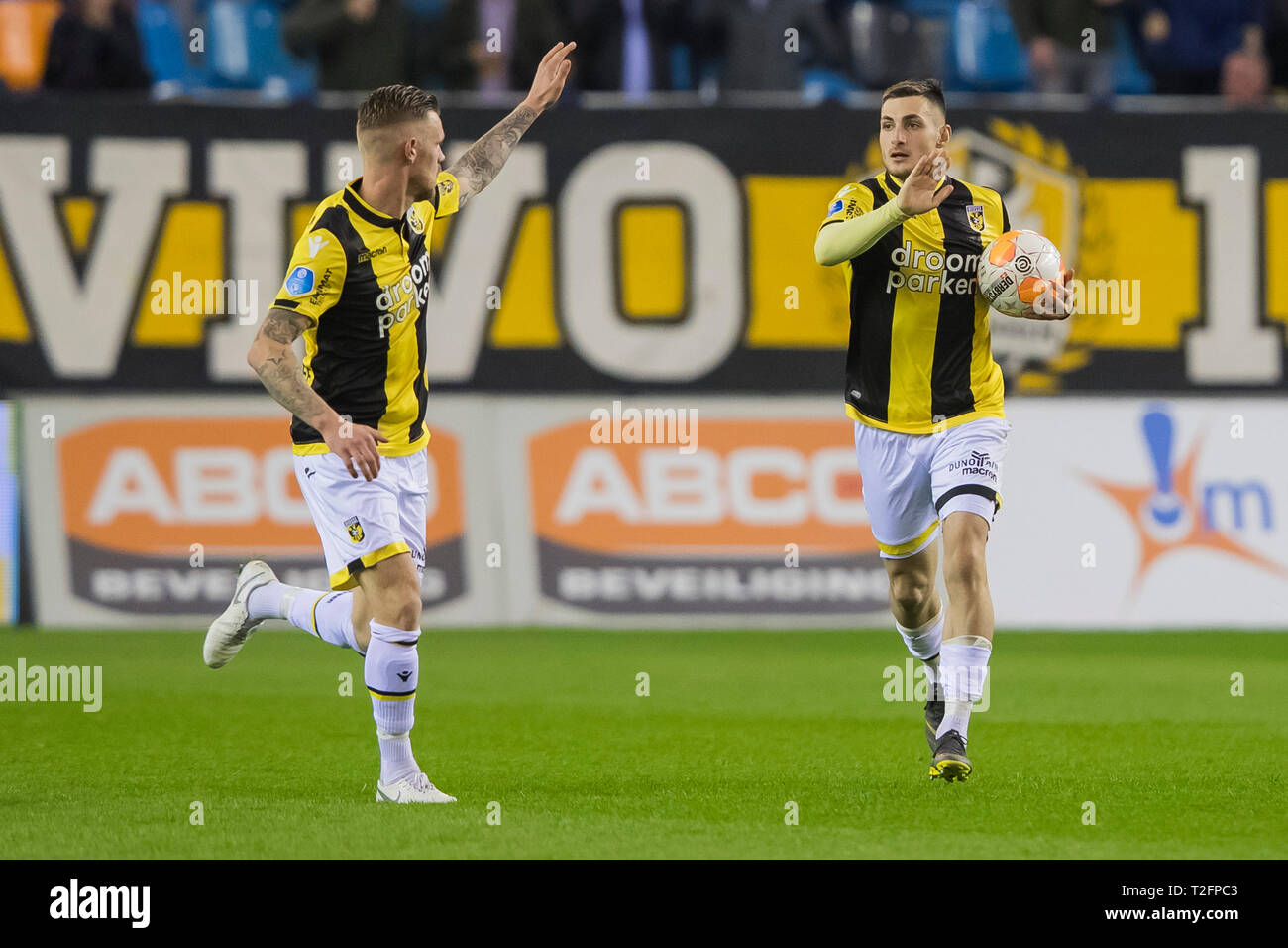 Arnheim, Stadion Gelredome, 02-04-2019, Saison 2018 / 2019, der niederländischen Eredivisie. Vitesse player Matus Bero (r) feiern das Tor 1-2 mit Vitesse player Maikel Van der Werff (l) während dem Spiel Vitesse-AZ Stockfoto