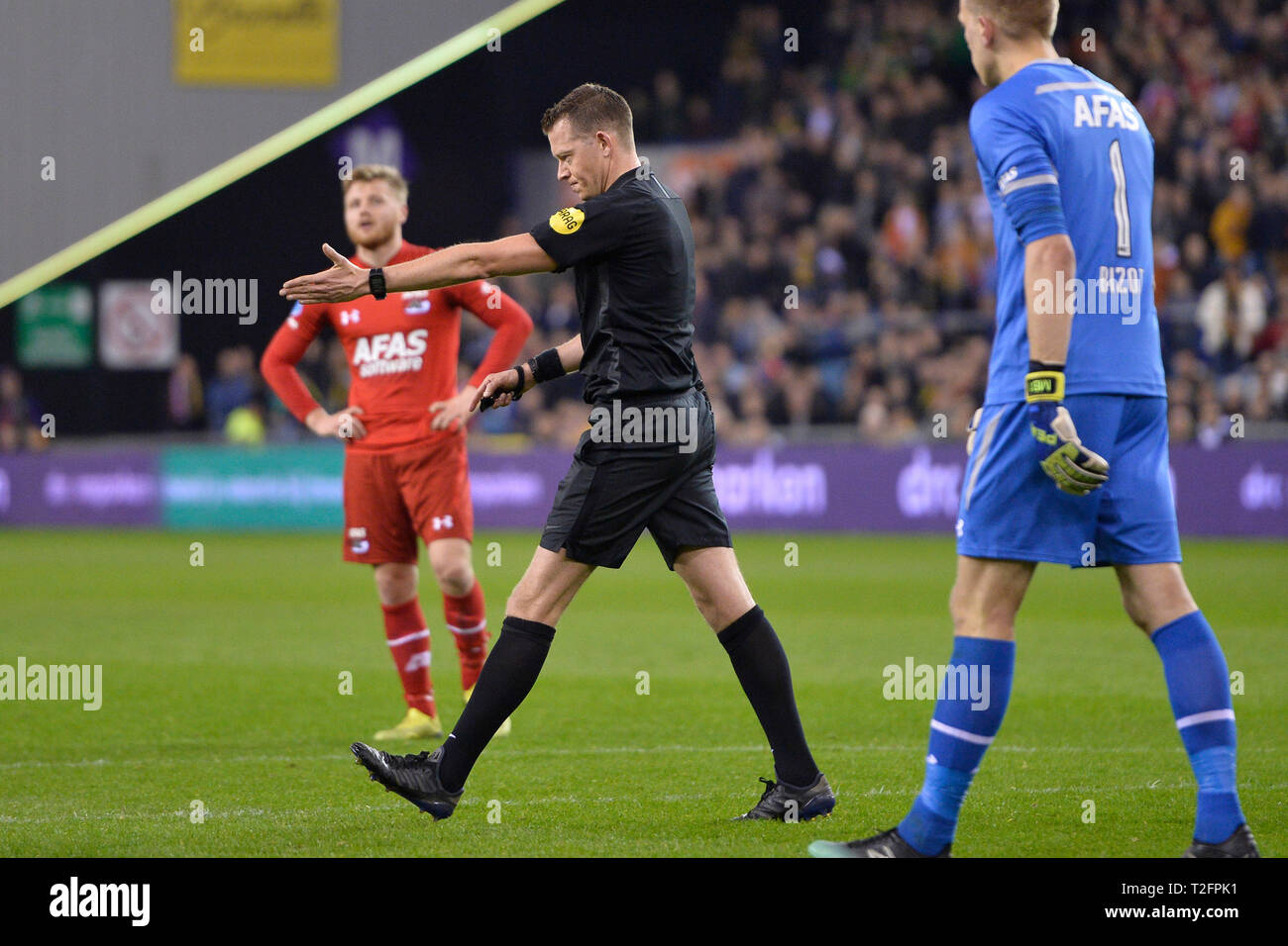 Arnheim, 02-04-2019, GelreDome, Saison 2018 / 2019, Schiedsrichter Allard Lindhout einen Freistoß anstelle einer Strafe nach dem VAR während dem Spiel Vitesse-AZ Stockfoto