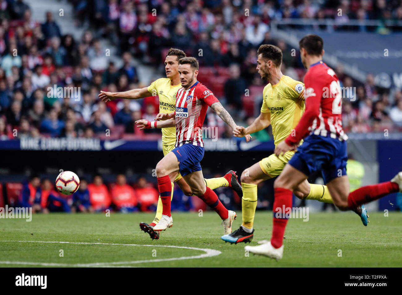 Wanda Metropolitano, Madrid, Spanien. 2 Apr, 2019. Liga Fußball, Atletico Madrid gegen Girona; Saul Niguez (Atletico de Madrid) Brüche zwischen Verteidigern in Girona, Credit: Aktion plus Sport/Alamy leben Nachrichten Stockfoto