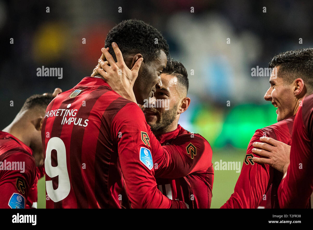 ALMELO - 02-04-2019, Polman Stadion niederländische Fußball eredivisie Saison 2018 / 2019. Willem II Spieler Alexander Isak feiern das Ziel während des Spiels Herakles - Willem II. Stockfoto