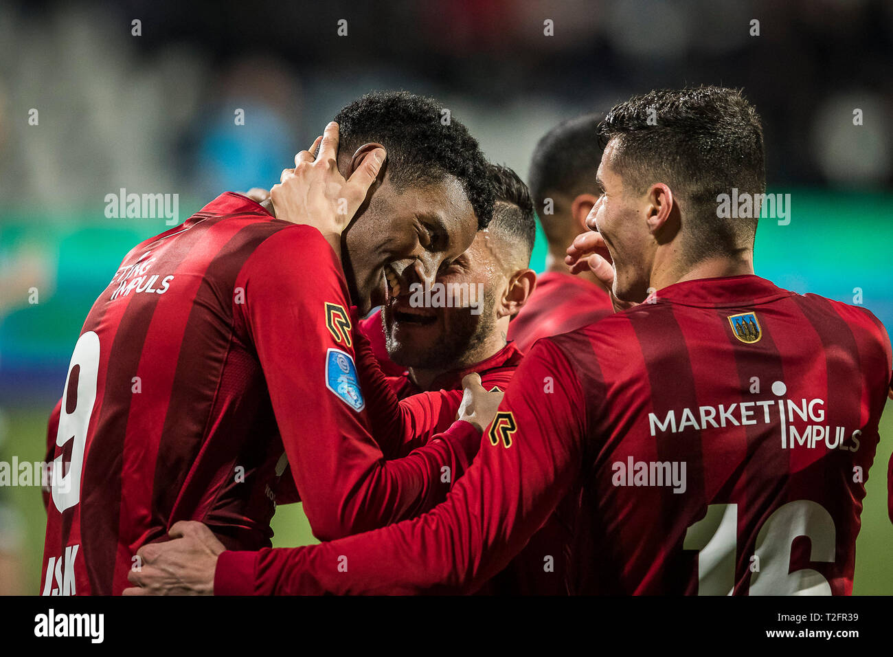ALMELO - 02-04-2019, Polman Stadion niederländische Fußball eredivisie Saison 2018 / 2019. Willem II Spieler Alexander Isak feiern das Ziel während des Spiels Herakles - Willem II. Stockfoto