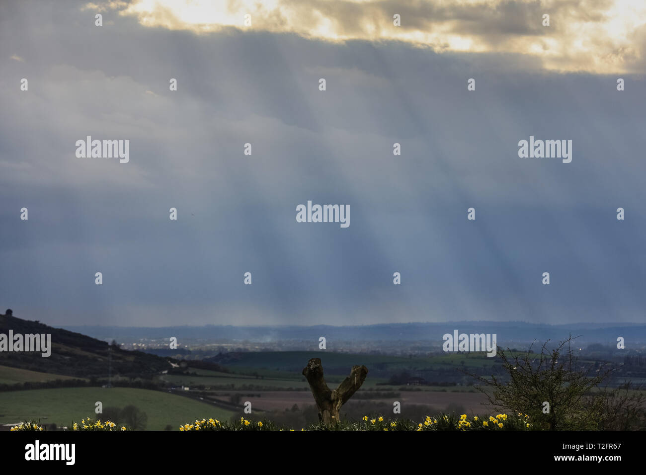 Bedfordshire, UK, 2. April 2019. Eine mit sehr dunklen, Moody Wolken und Regen sich über die bedfordshire Landschaft, mit Sonnenstrahlen brechen durch gelegentlich. Ein Tag, der sehr wechselhaften Wetter sah, Sonne, Hagel, Regen, Wind und sehr dunkle Wolken über große Teile von London und den umliegenden Grafschaften. Credit: Imageplotter/Alamy leben Nachrichten Stockfoto