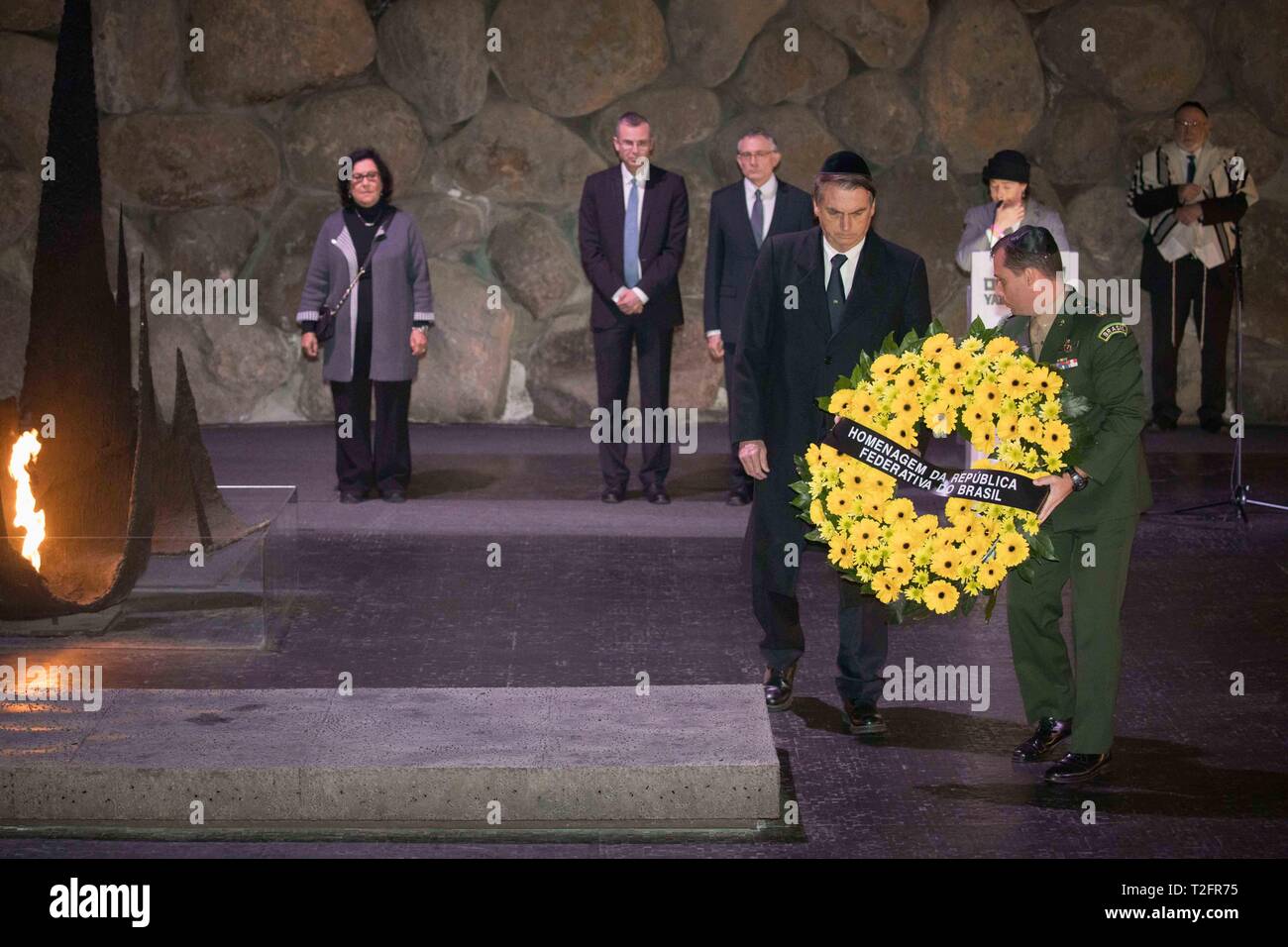 (190402) - JERUSALEM, April 2, 2019 (Xinhua) - Der brasilianische Präsident Jair Bolsonaro (L, vorne) besucht eine Gedenkveranstaltung in der Halle der Erinnerung in Yad Vashem, die Erinnerung an den Holocaust Centre, in Jerusalem, am 2. April 2019. (Xinhua / jini) Stockfoto