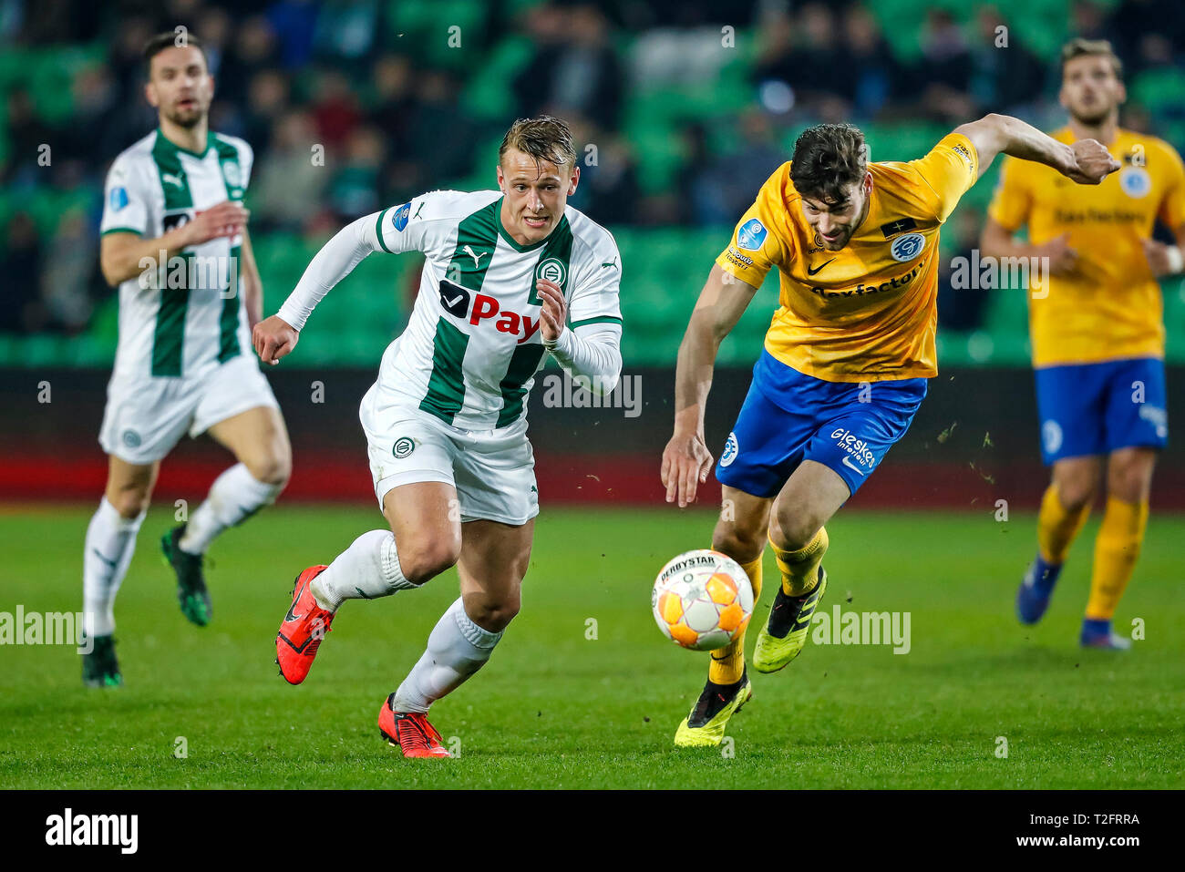 GRONINGEN - 02-04-2019, Groningen Stadium, der niederländischen Eredivisie Saison 2018/2019. Groningen player Kaj Sierhuis (L) und De Graafschap player Ted van de Pavert (R) während des Spiels Groningen - Graafschap. Stockfoto