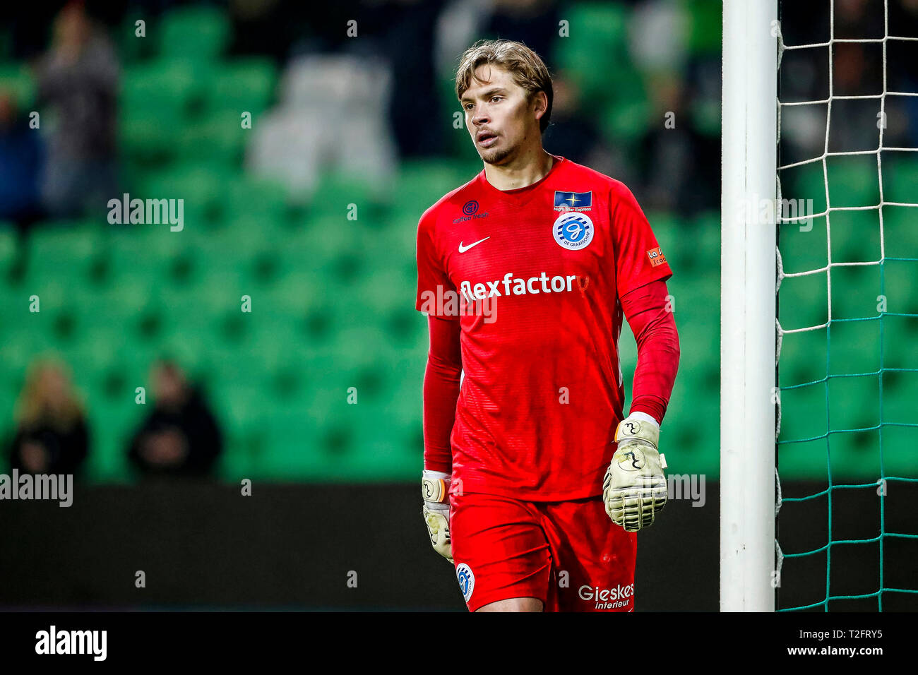 GRONINGEN - 02-04-2019, Groningen Stadium, der niederländischen Eredivisie Saison 2018/2019. De Graafschap Torwart Nigel Bertrams niedergeschlagen während des Spiels Groningen - Graafschap. Stockfoto