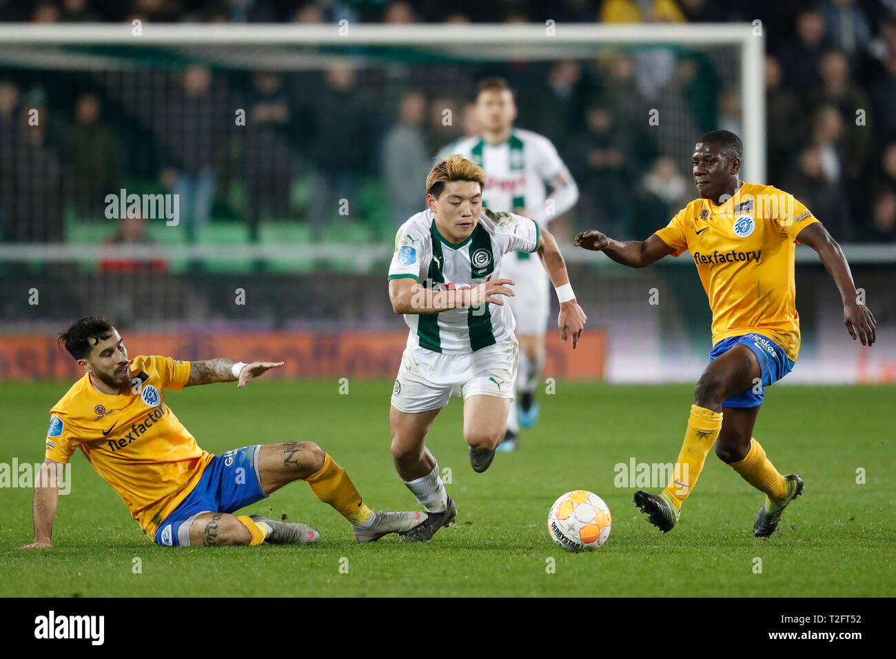 GRONINGEN - 02-04-2019, Groningen Stadium, der niederländischen Eredivisie Saison 2018/2019. De Graafschap player Jordy Tutuarima (L) und De Graafschap player Azor Matusiwa (R) und Groningen player Ritsu Doan (C) während des Spiels Groningen - Graafschap. Stockfoto