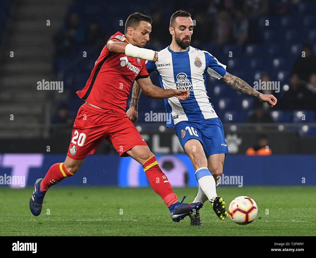 BARCELONA, 02-04-2019. LaLiga 2018 / 2019 Datum 30. Espanyol-Getafe. Sergi Darder der RCD Espanyol und maksimovic von Getafe CF während des Spiels Espanyol-Getafe Stockfoto