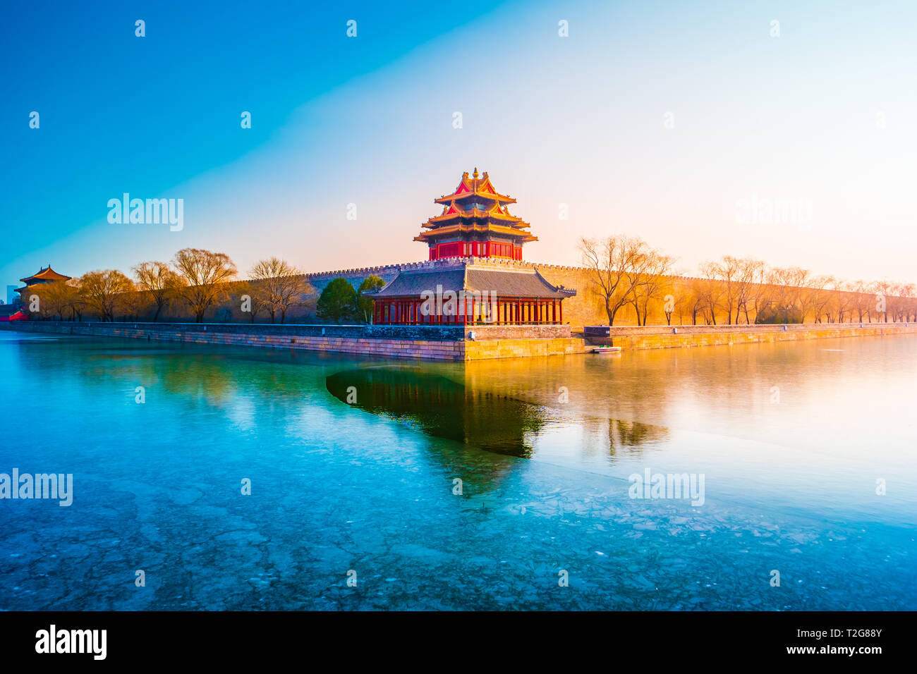 Die Wand und gefrorene Festungsgraben der Verbotenen Stadt bei Sonnenuntergang. Peking, China. Stockfoto