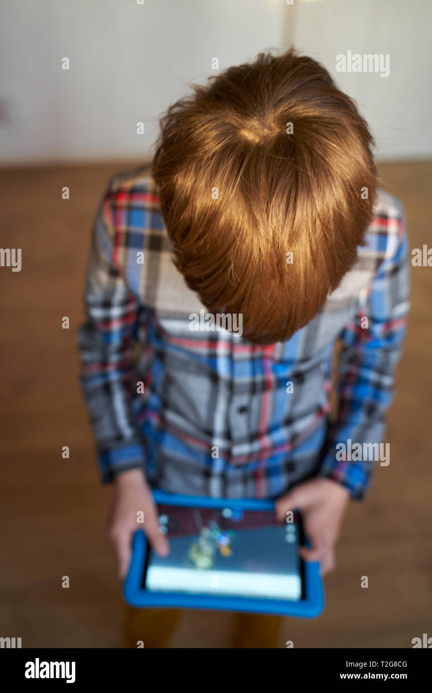 Junge spielt Tablet Stockfoto