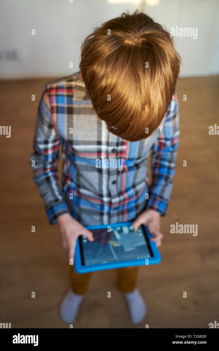 Junge spielt Tablet Stockfoto