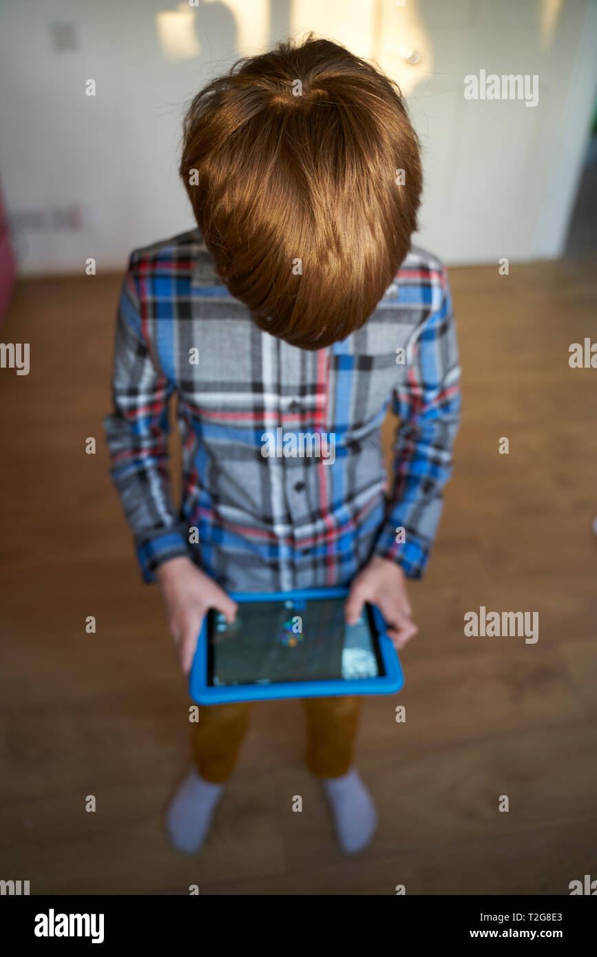 Junge spielt Tablet Stockfoto