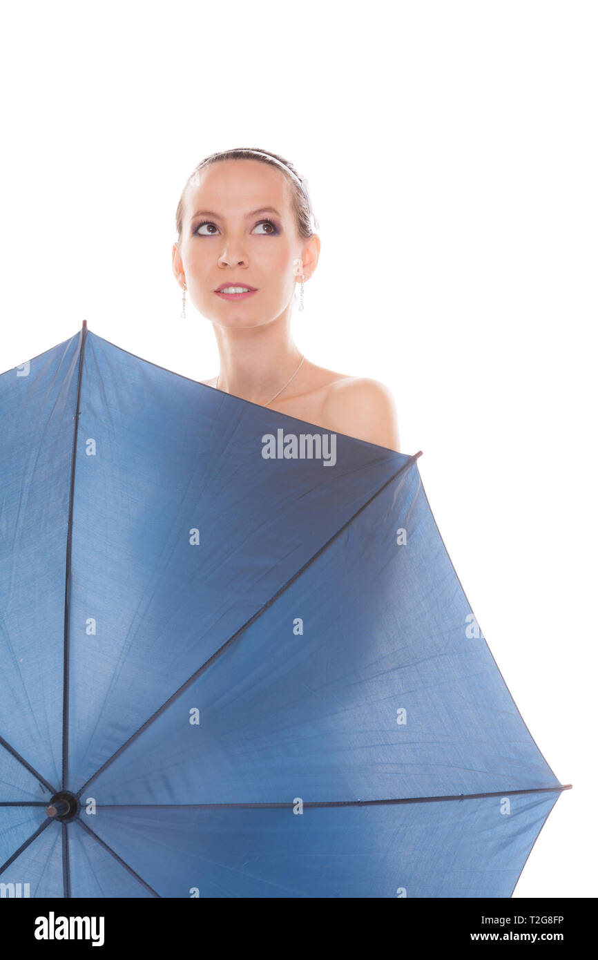 Attraktive hübsche Braut Frau mit blauen Regenschirm. Glücklich lächelnde junge Mädchen während regnet Hochzeitstag auf weißem Hintergrund. Stockfoto