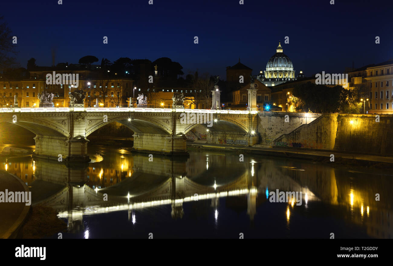 Nacht Blick auf Rom mit Ponte Umberto Brücke über den Tiber. Stockfoto