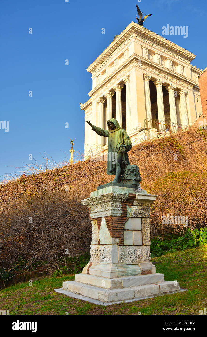 Oberen Teil des Vittorio Emanuele II-Denkmal mit der Statue Denkmal im Vordergrund. Stockfoto