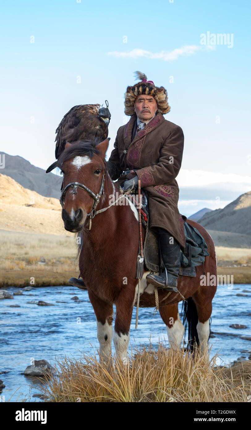 Bayan Ulgii, Mongolei, 2. Oktober 2015: kazak Eagle Hunter in traditioneller Kleidung auf seinem Pferd Stockfoto
