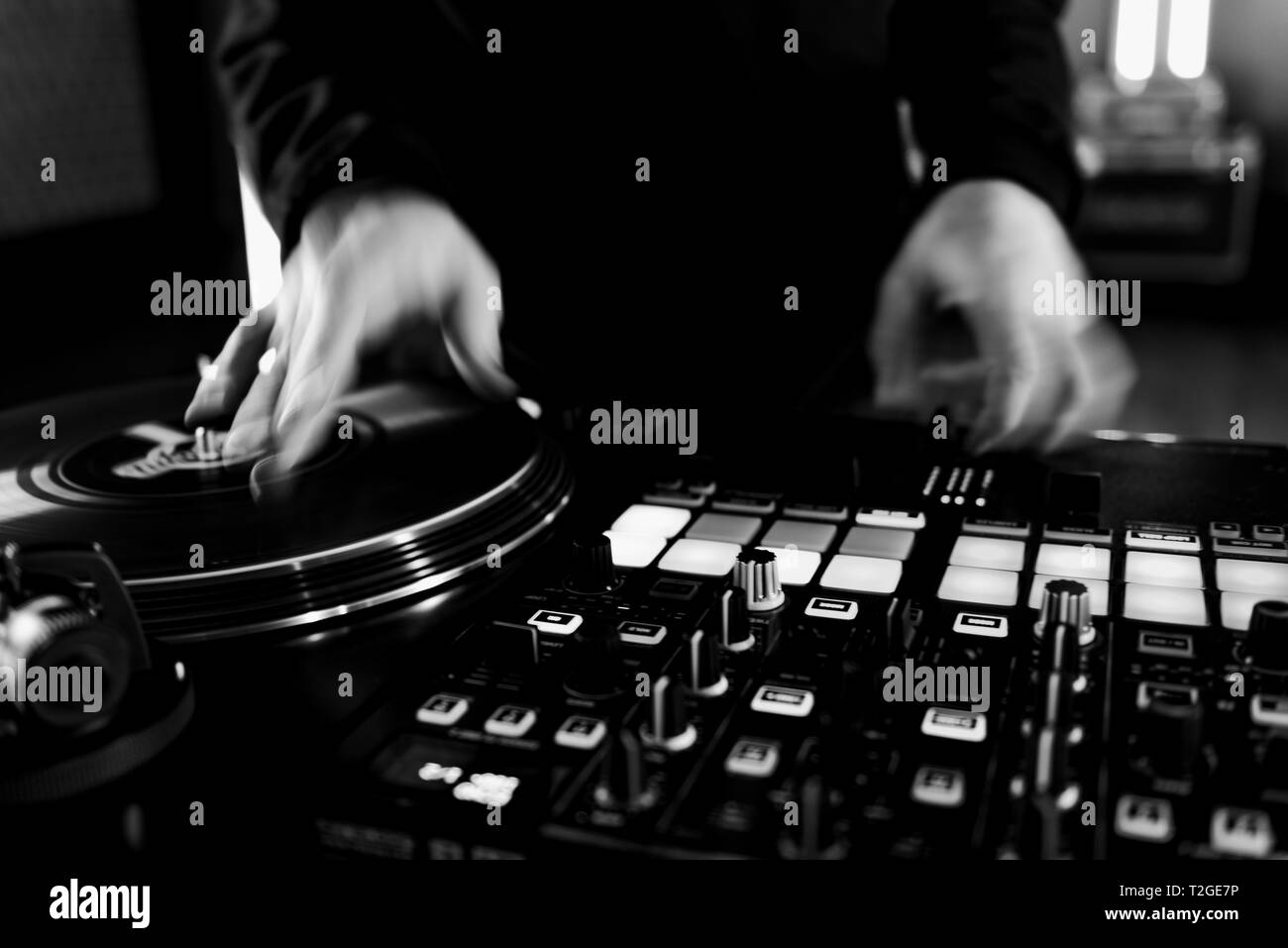DJ Händen kratzen und mit dem Crossfader Stockfoto