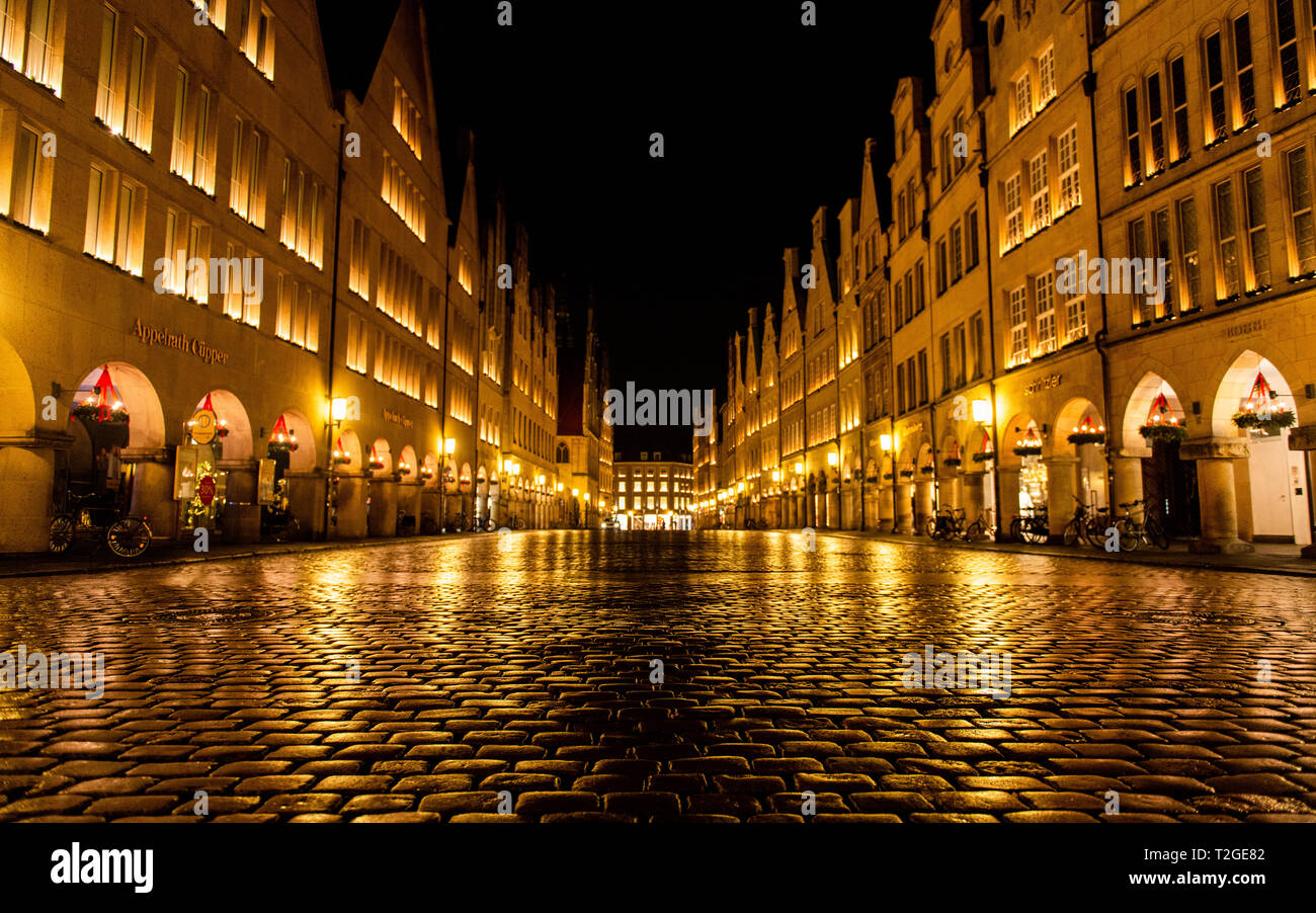 Münster Prinzipalmarkt Straße bei Nacht mit goldenem Licht Stockfoto