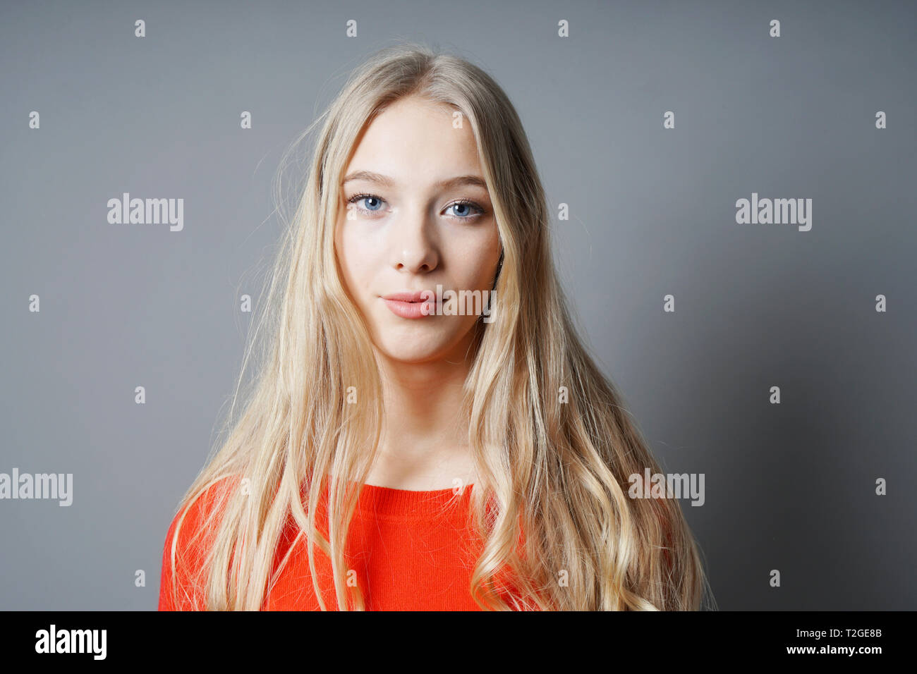 Junge Teenager Frau Mit Langen Blonden Haare Blasse Haut Und Blauen Augen Vor Grauem Hintergrund Mit Kopie Raum Stockfotografie Alamy