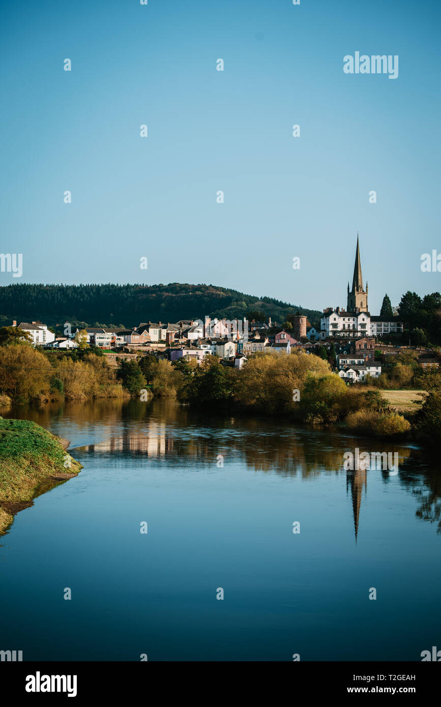 Anzeigen von Ross-on-Wye mit Fluss Wye im Vordergrund, Herefordshire, England. Stockfoto