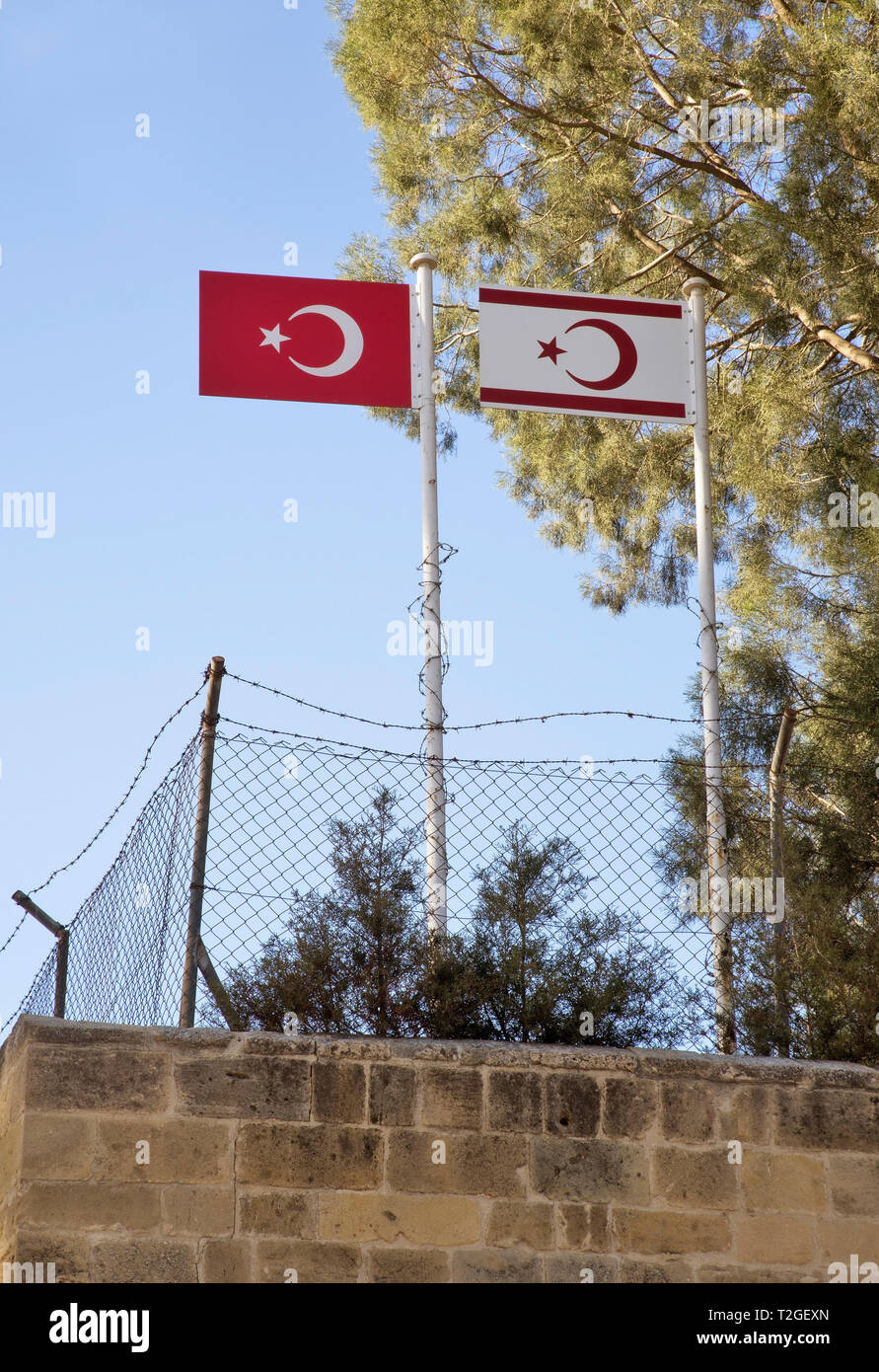 Türkische Flagge an der UN-Pufferzone in Zypern - grüne Linie in Nikosia. Zypern Stockfoto