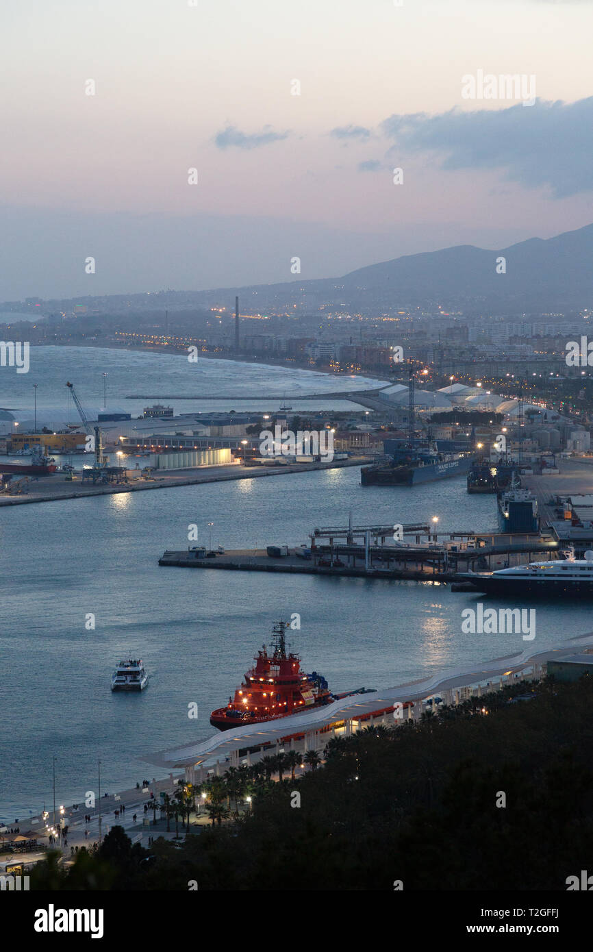 Malaga Spanien - Blick auf die Küste und den Hafen bei Dämmerung, Malaga Andalusien Spanien Stockfoto