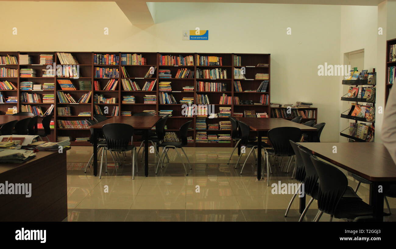Ruhig leer Schulbibliothek mit Stühlen und Tischen Stockfoto