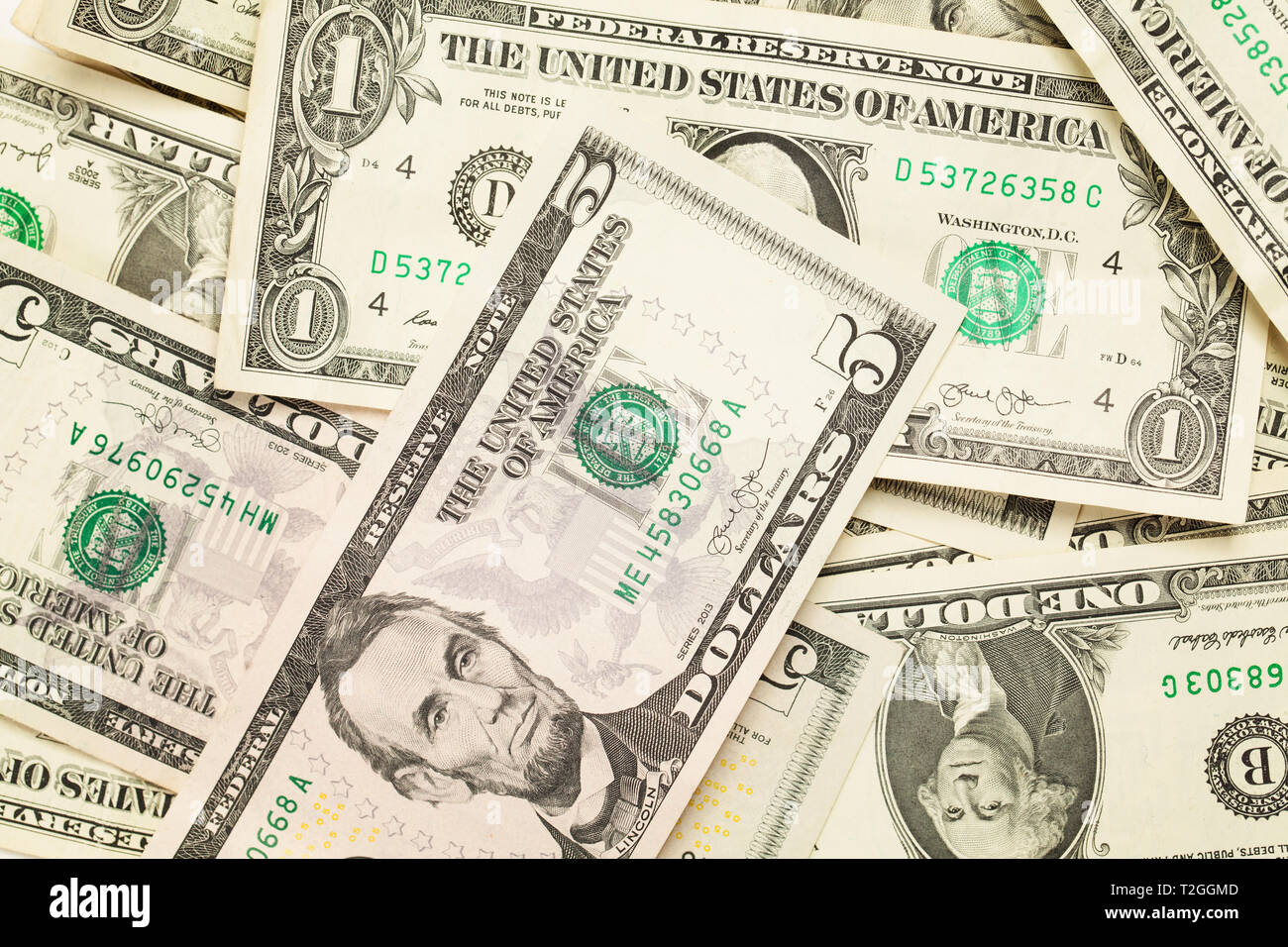 US Dollar Geld cash Hintergrund. Haufen von einem und fünf Dollar Stockfoto