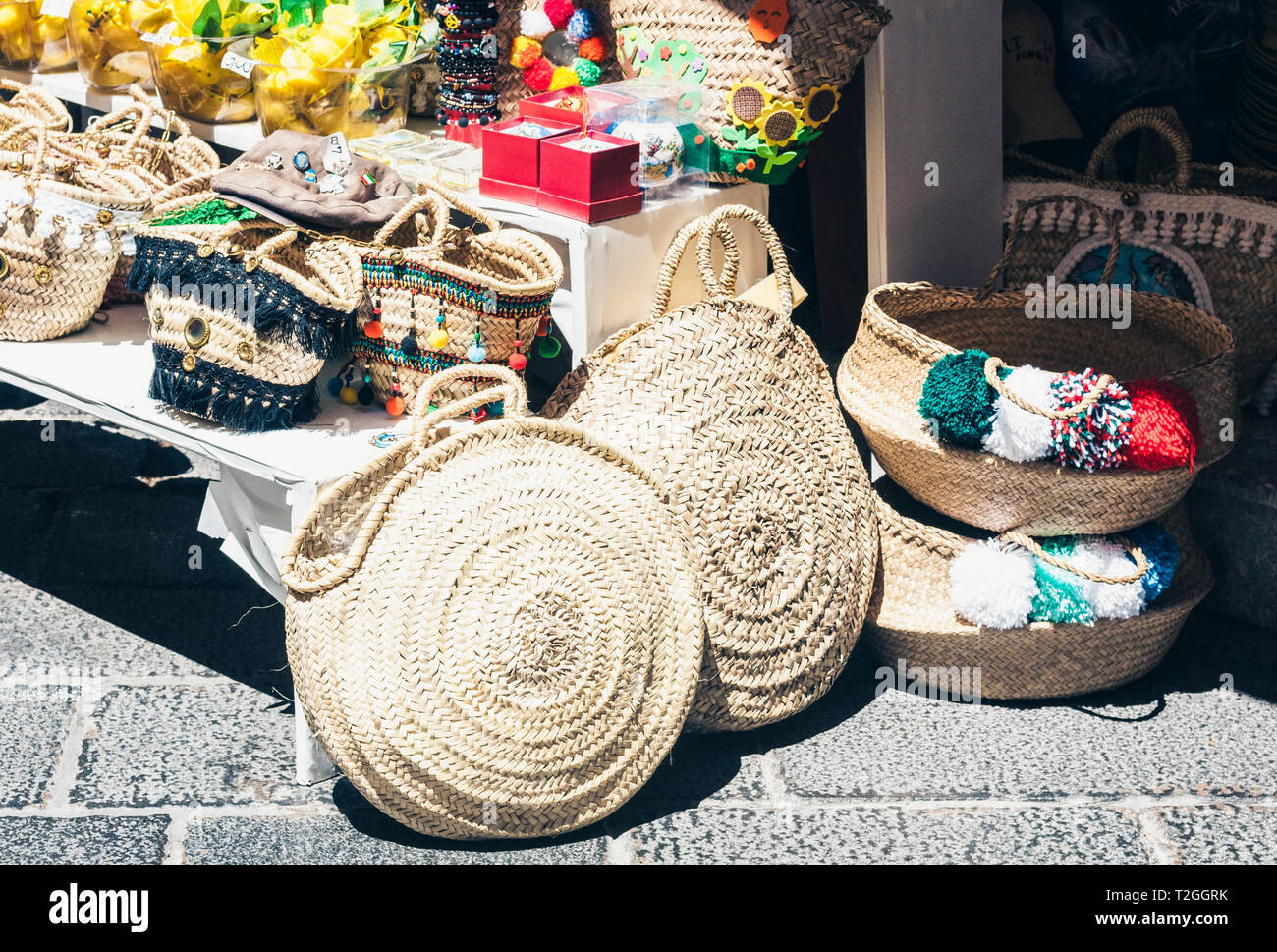 Sommer wicker Taschen von Stroh und Rattan auf dem Markt in Taormina, Sizilien, Italien Stockfoto