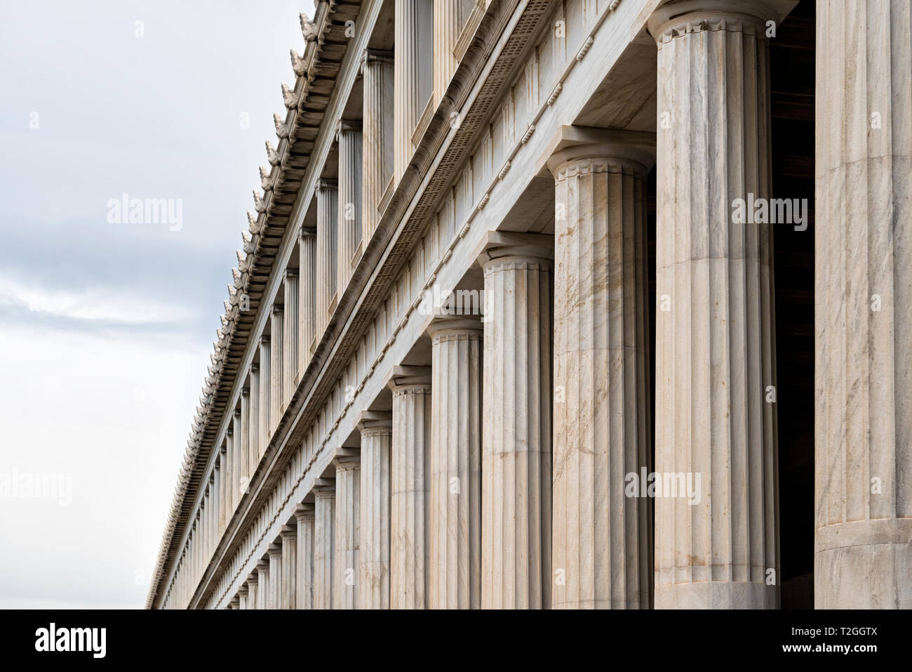 Außenansicht der Säulen von Stoa of Atallos in Athen, Griechenland Stockfoto