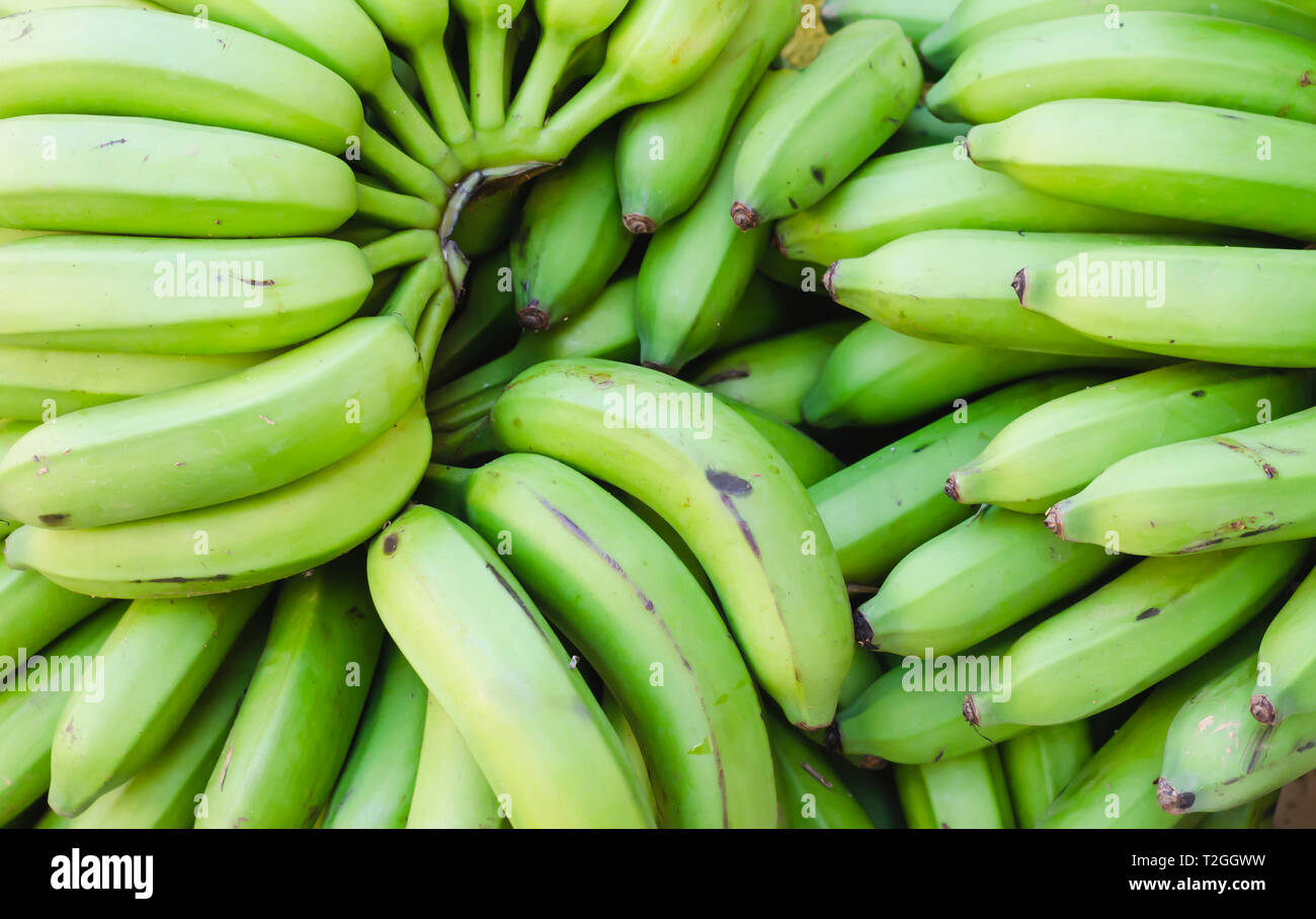 Bild grüne Bananen für den Verkauf in einem Markt gestapelt Stockfoto