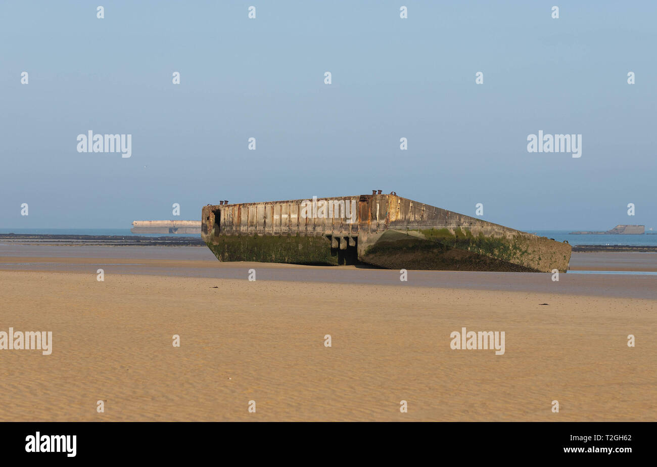 Arromanches-les-Bains, Normandie, Frankreich, März, 27, 2019, bleibt der Maulbeerbäume Hafen bauen durch die Alliierten im Juni 1944 als am Strand heute gesehen Stockfoto