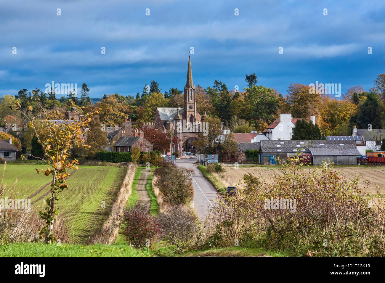 Herbst Licht bei Fettercairn, Bäume, Dorf, historischen Bogen, Aberdeenshire, Hochland, Schottland Großbritannien Stockfoto