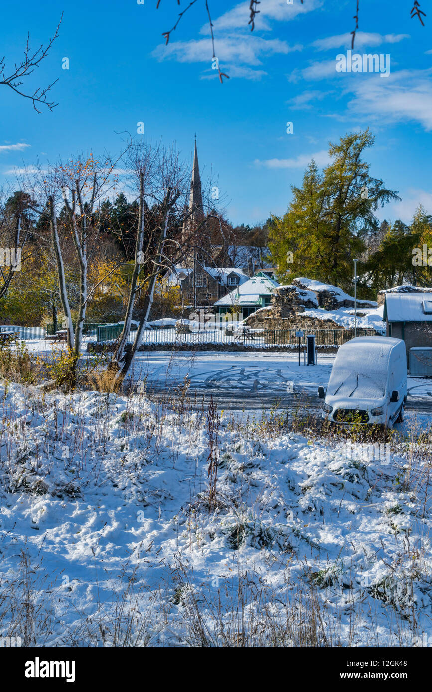 Braemar, Village in Snow, Winter Sonnenlicht, Aberdeenshire, Hochland, Schottland Großbritannien Stockfoto