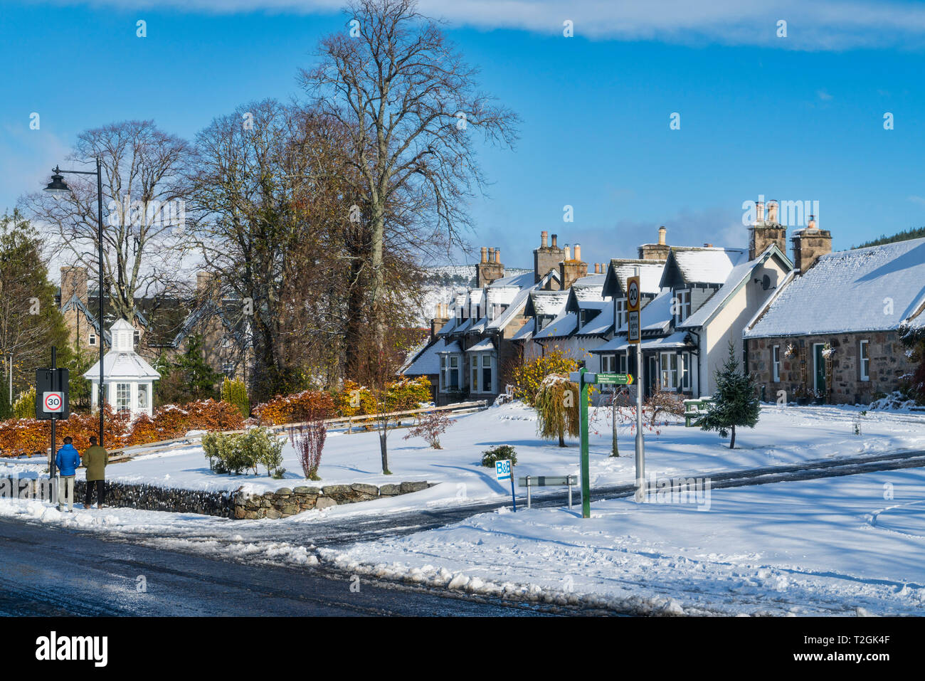 Braemar, Village in Snow, Winter Sonnenlicht, Aberdeenshire, Hochland, Schottland Großbritannien Stockfoto