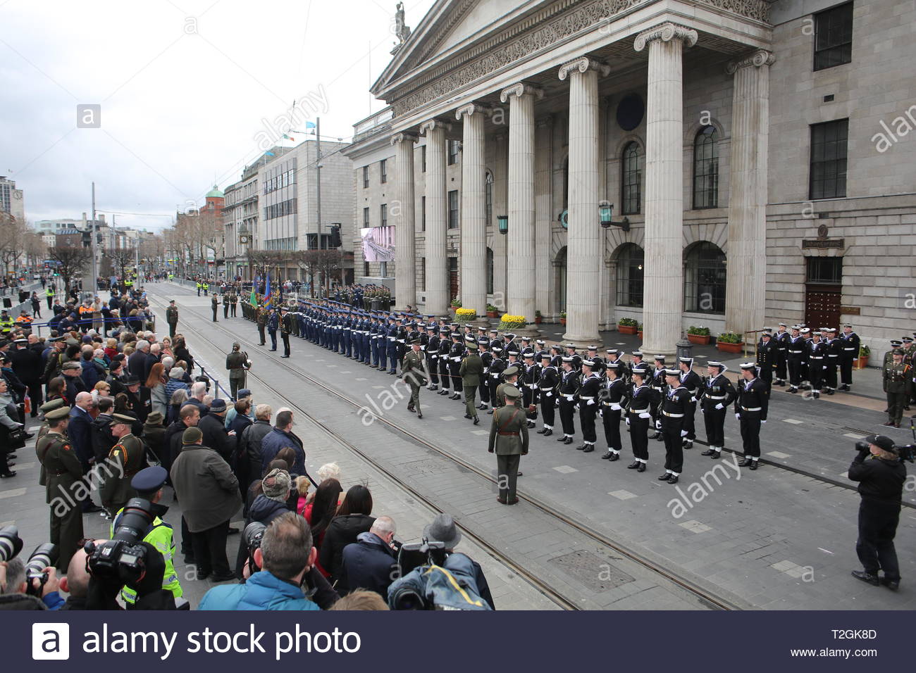 Soldaten beteiligen sich an der Osterfeierlichkeiten außerhalb des GPO in Dublin zu Ehren des 1916 Ostern gegen Großbritannien steigende Stockfoto