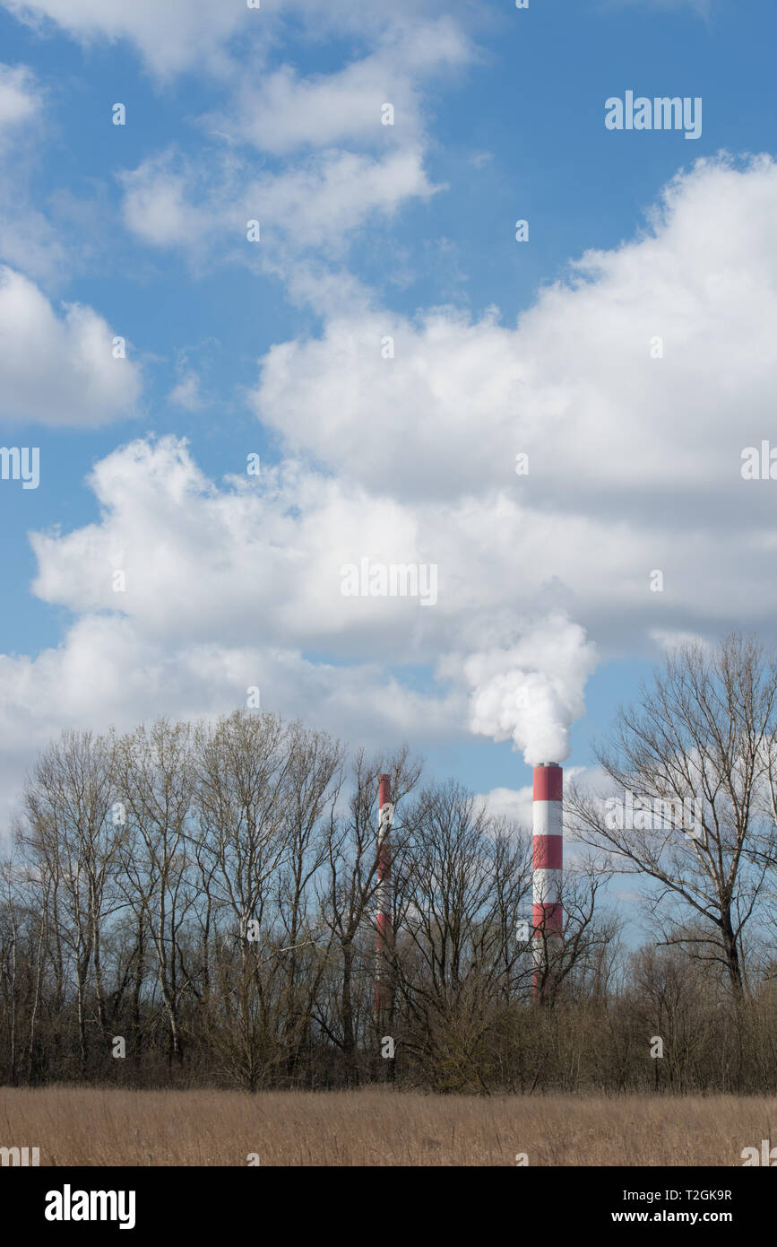 Landschaft mit siekierki Power Station an einem sonnigen Tag Stockfoto