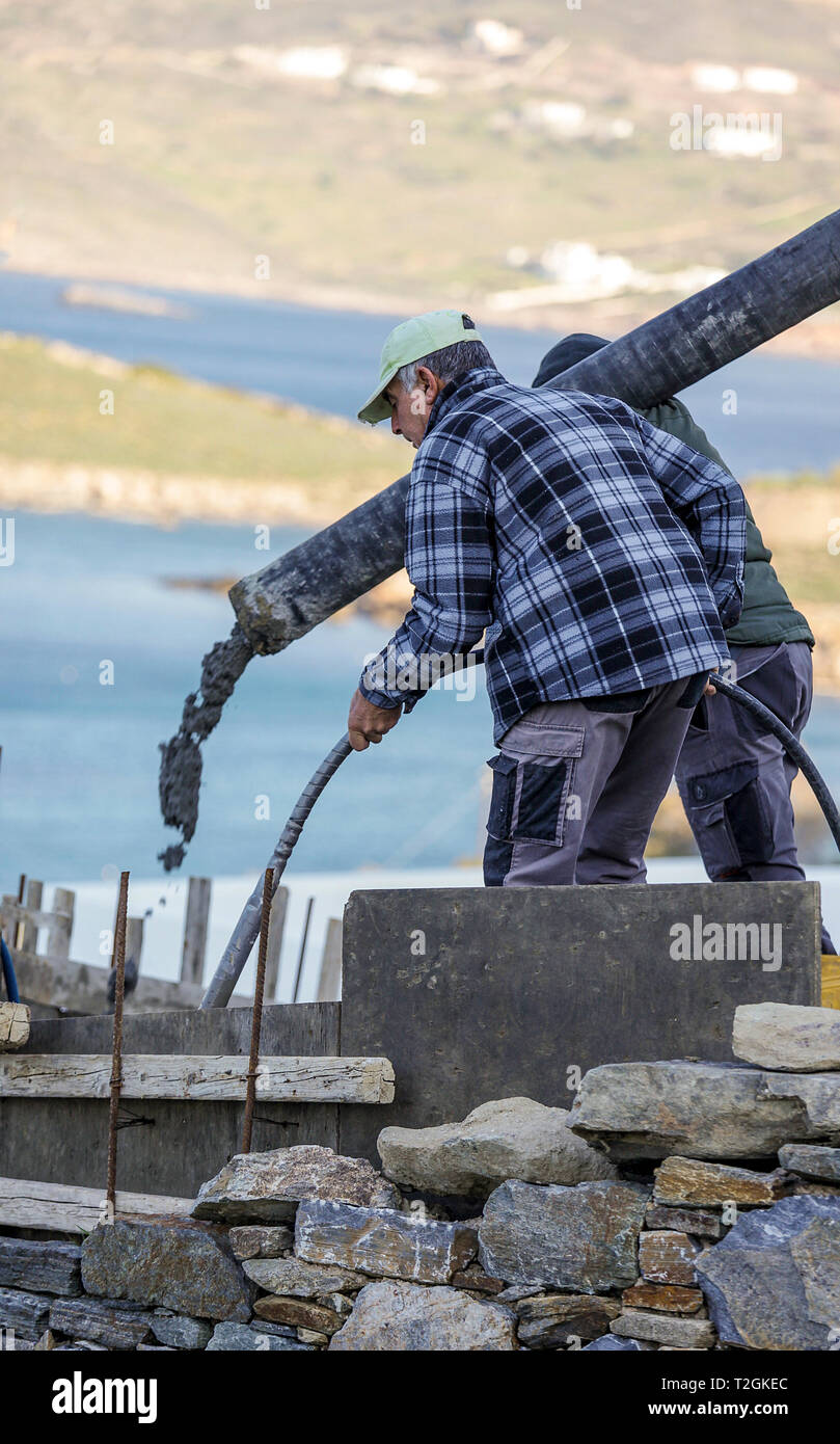 Finikas: April 2. Arbeitnehmer layinng Beton auf der Baustelle mit fahrmischer Betonpumpe. Finikas 2.April, Syros Griechenland, 2019. Stockfoto