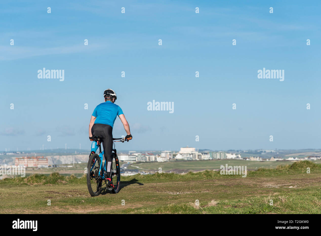 Ein Radfahrer auf dem Mountainbike Radfahren entlang Pentire Point East in Newquay Cornwall. Stockfoto