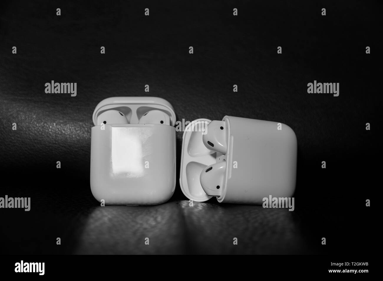 Lawrence County New Jersey, 11. März 2019: Apple AirPods drahtlose Bluetooth® Kopfhörer und Ladegerät für Apple iPhone. Neue Apple Earpods Airpods Stockfoto