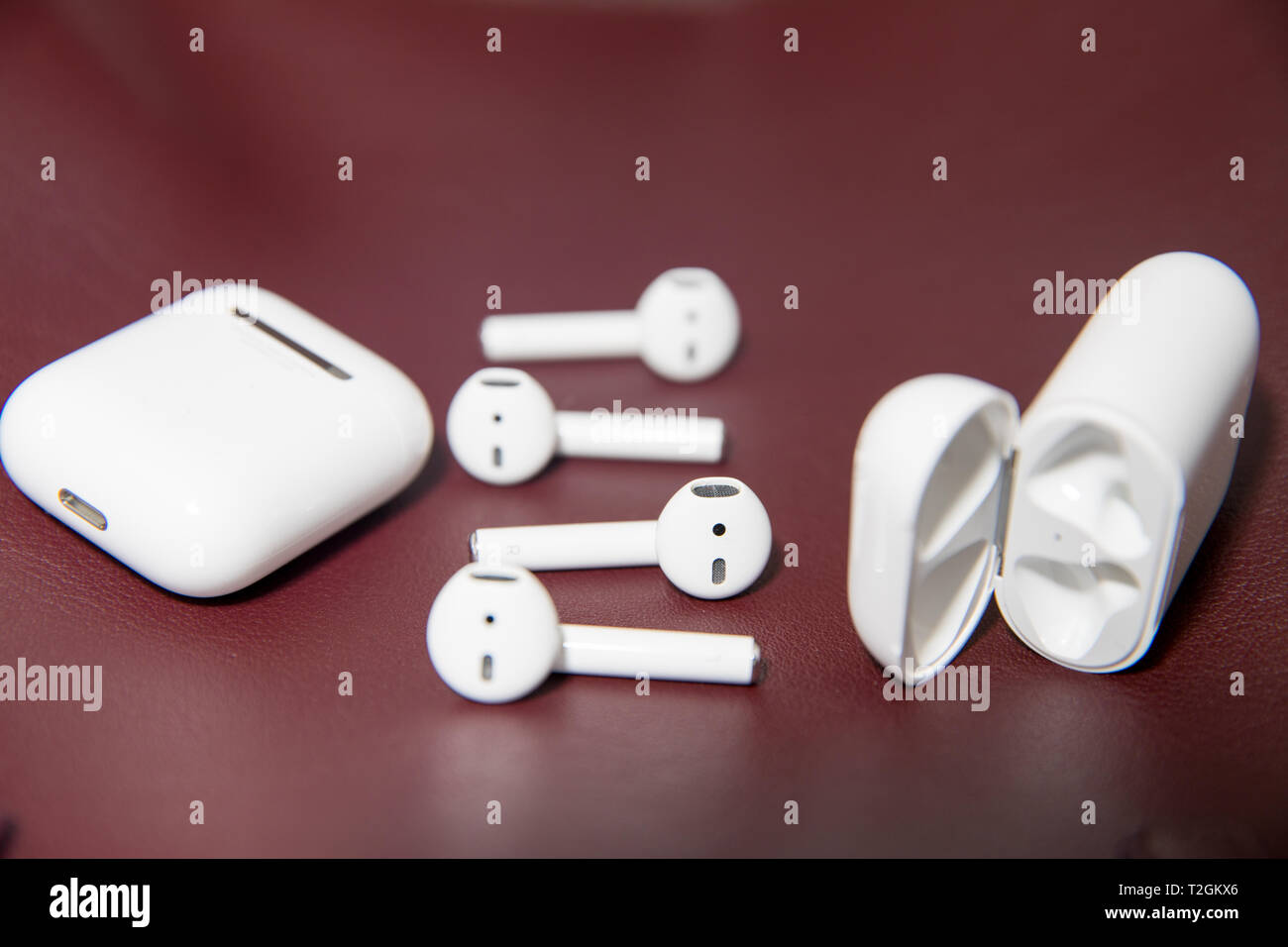 Lawrence County New Jersey, 11. März 2019: Apple AirPods drahtlose  Bluetooth® Kopfhörer und Ladegerät für Apple iPhone. Neue Apple Earpods  Airpods Stockfotografie - Alamy