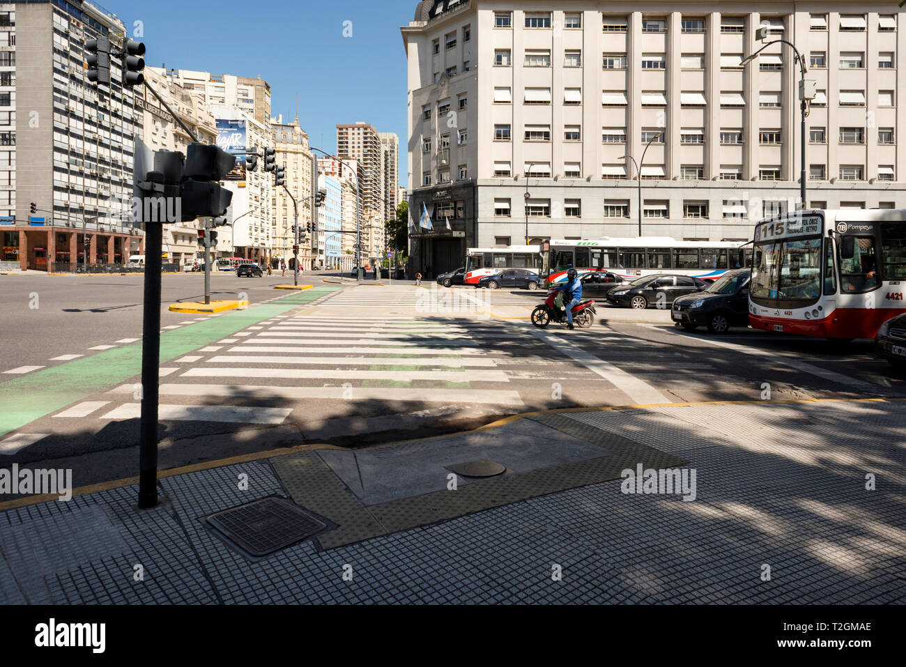 Kreuzung in Retiro Gegend von Buenos Aires, Argentinien. Avenida Del Libertador und Avenue Dr. Jose Maria Ramos Mejia. Stockfoto